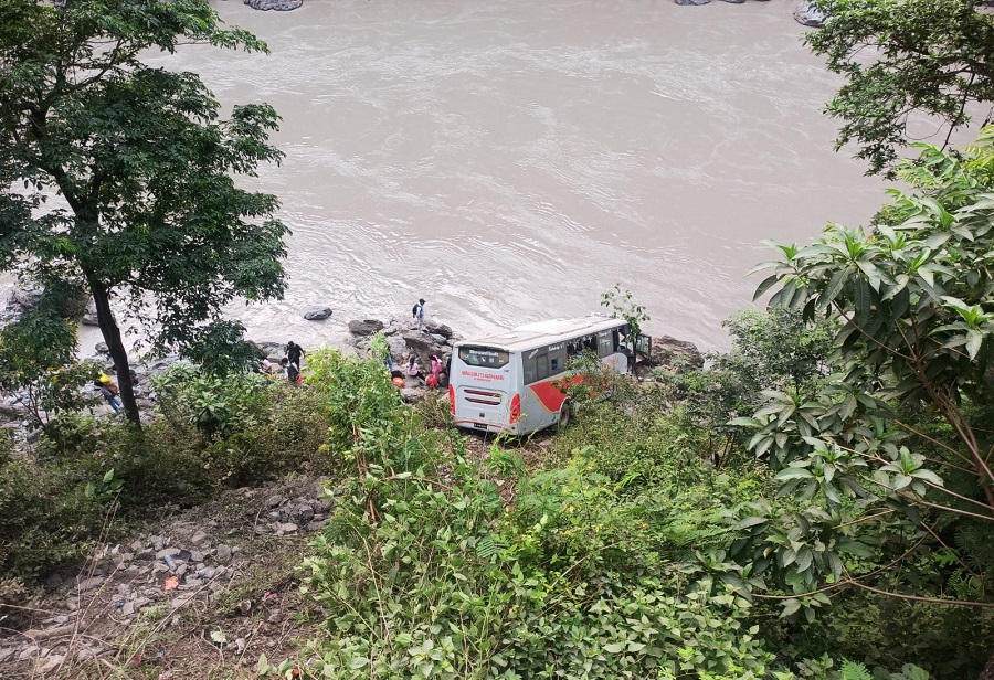 पृथ्वीराजमार्गमा सवारी दुर्घटनाः घाइते २० मध्ये पाँचजना गम्भीर   